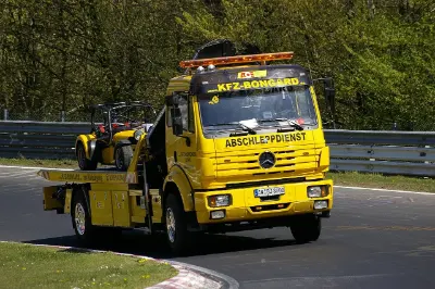 Notre camion qui permet l'enlèvement de vos épaves sur Marseille et les environs